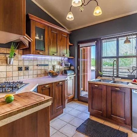 4 Bedroom Gorgeous In Holiday home